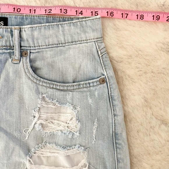 Express Jeans Light Wash Distressed Fray Denim Mini Skirt Size 6 - Picture 4 of 7